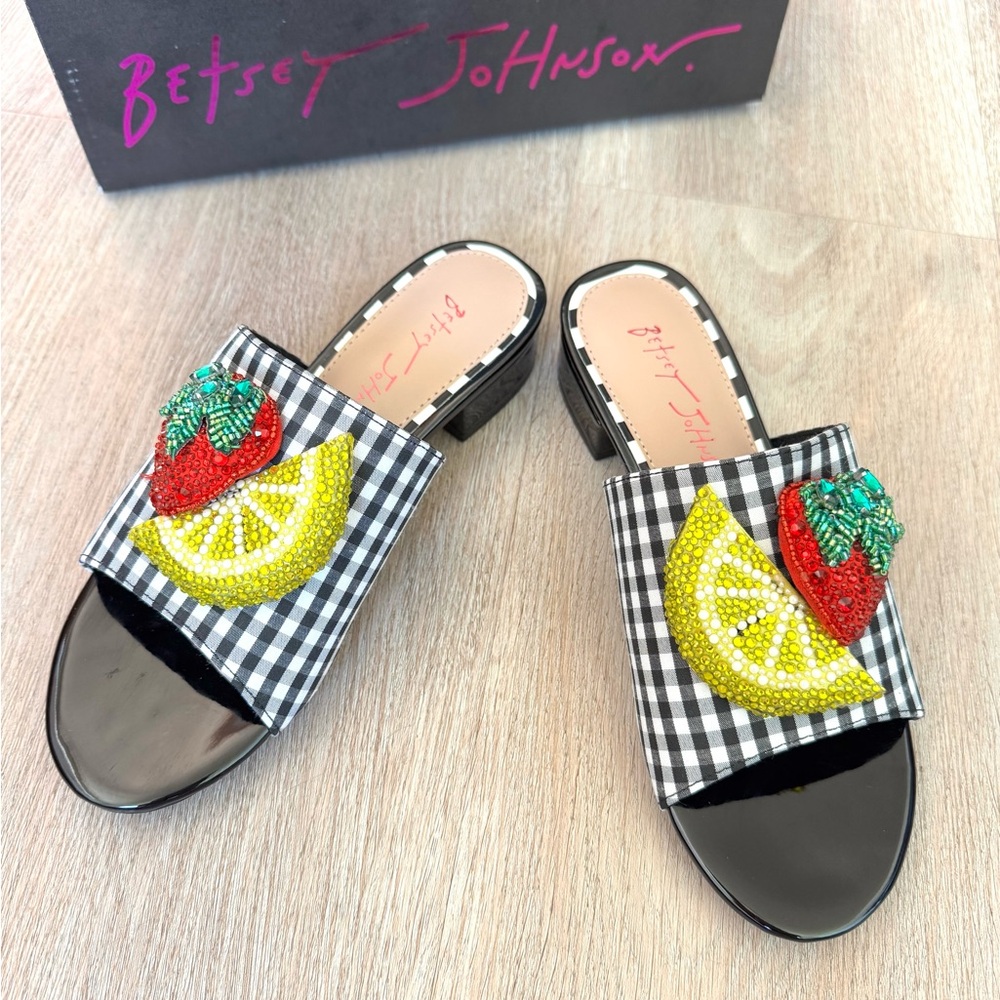 New Betsey Johnson beaded lemon strawberry checkered slide sandals size 5.5